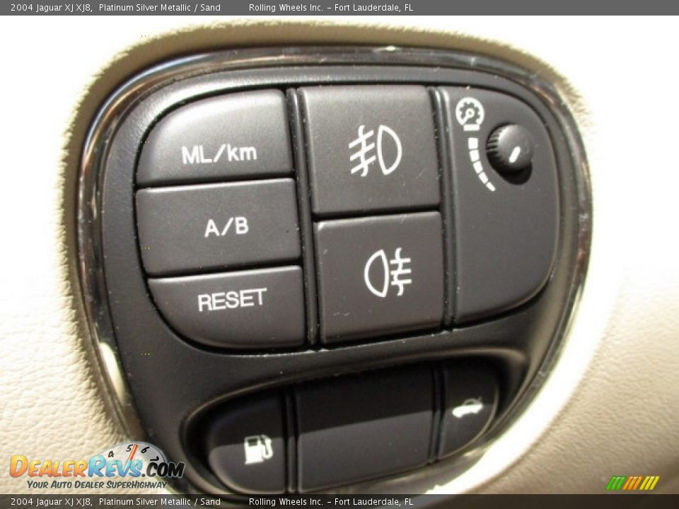 2004 Jaguar XJ XJ8 Platinum Silver Metallic / Sand Photo #31
