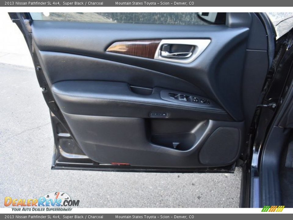 2013 Nissan Pathfinder SL 4x4 Super Black / Charcoal Photo #25