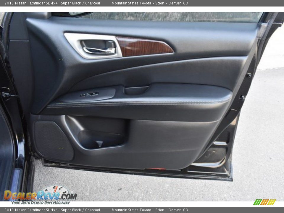 2013 Nissan Pathfinder SL 4x4 Super Black / Charcoal Photo #26