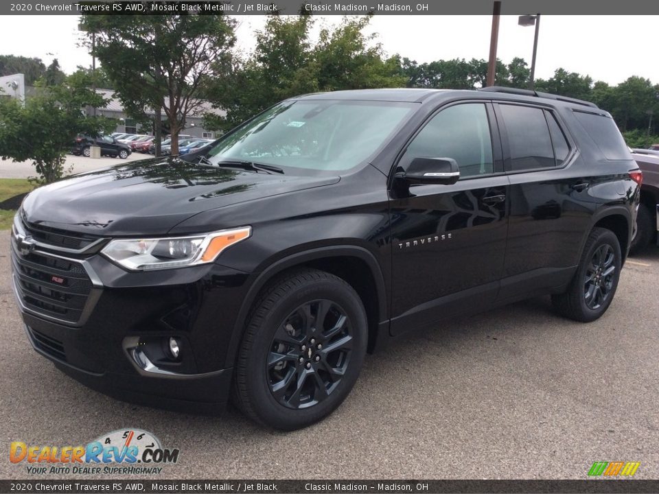 Front 3/4 View of 2020 Chevrolet Traverse RS AWD Photo #3