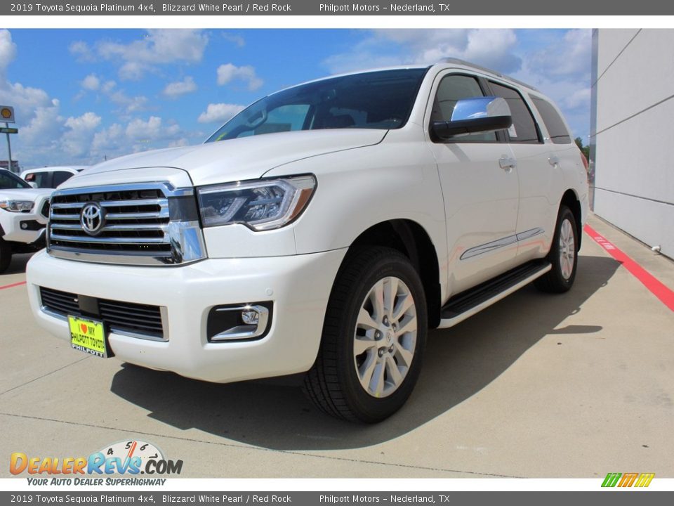 Front 3/4 View of 2019 Toyota Sequoia Platinum 4x4 Photo #4