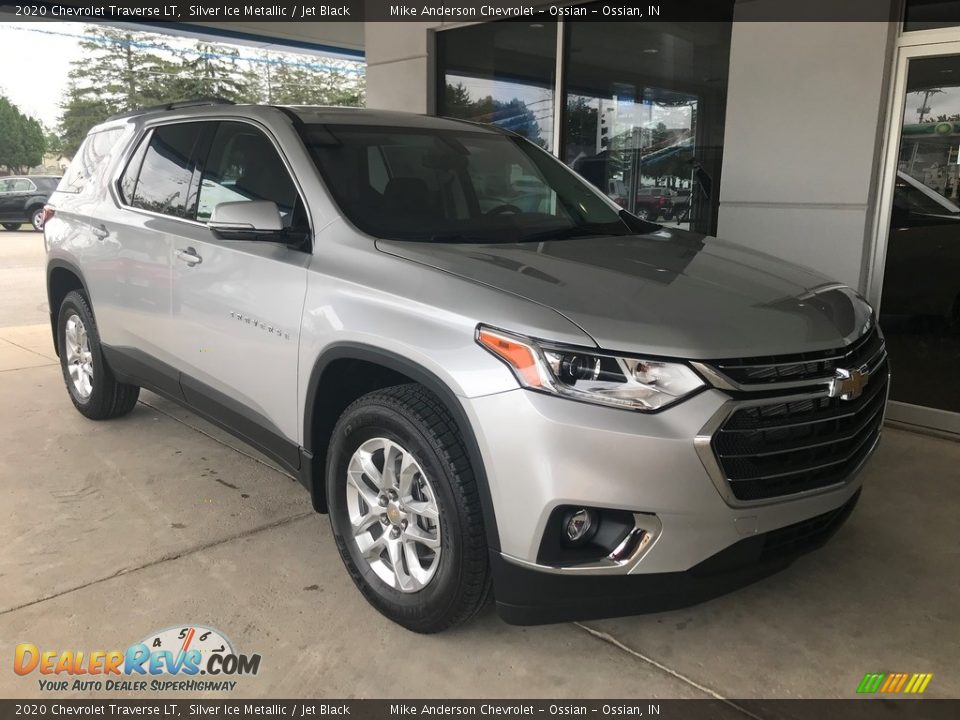 Front 3/4 View of 2020 Chevrolet Traverse LT Photo #1