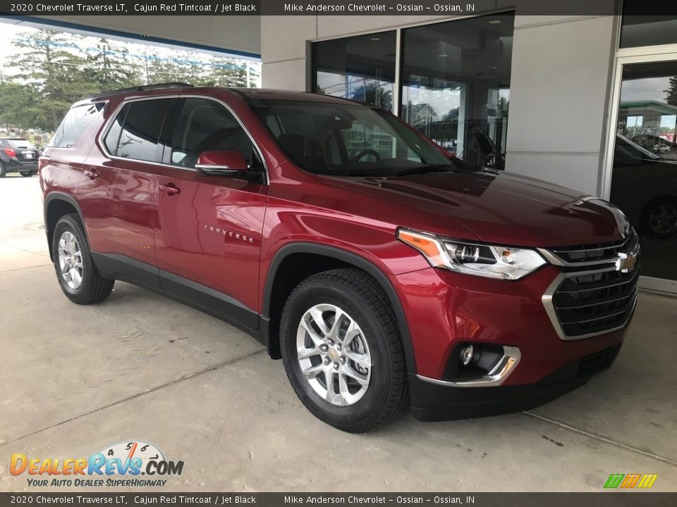Front 3/4 View of 2020 Chevrolet Traverse LT Photo #1