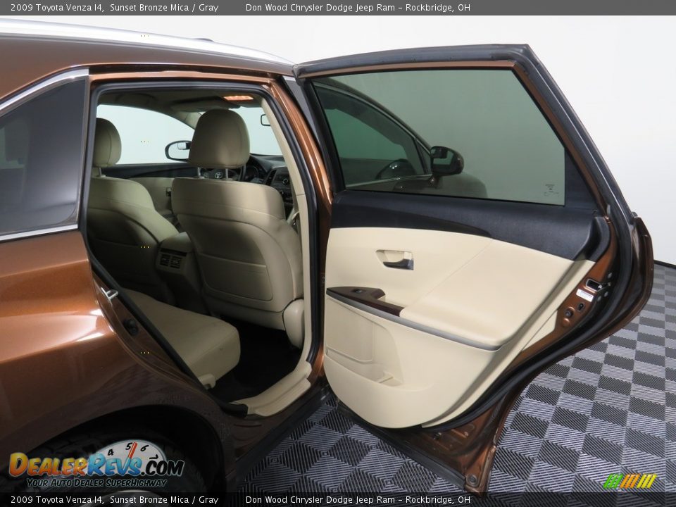 2009 Toyota Venza I4 Sunset Bronze Mica / Gray Photo #36