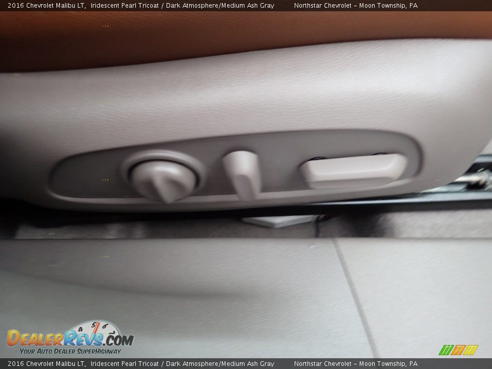 2016 Chevrolet Malibu LT Iridescent Pearl Tricoat / Dark Atmosphere/Medium Ash Gray Photo #17