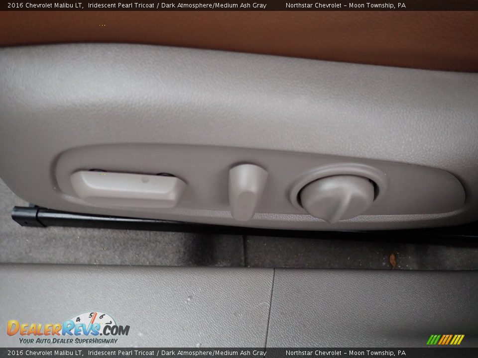 2016 Chevrolet Malibu LT Iridescent Pearl Tricoat / Dark Atmosphere/Medium Ash Gray Photo #25