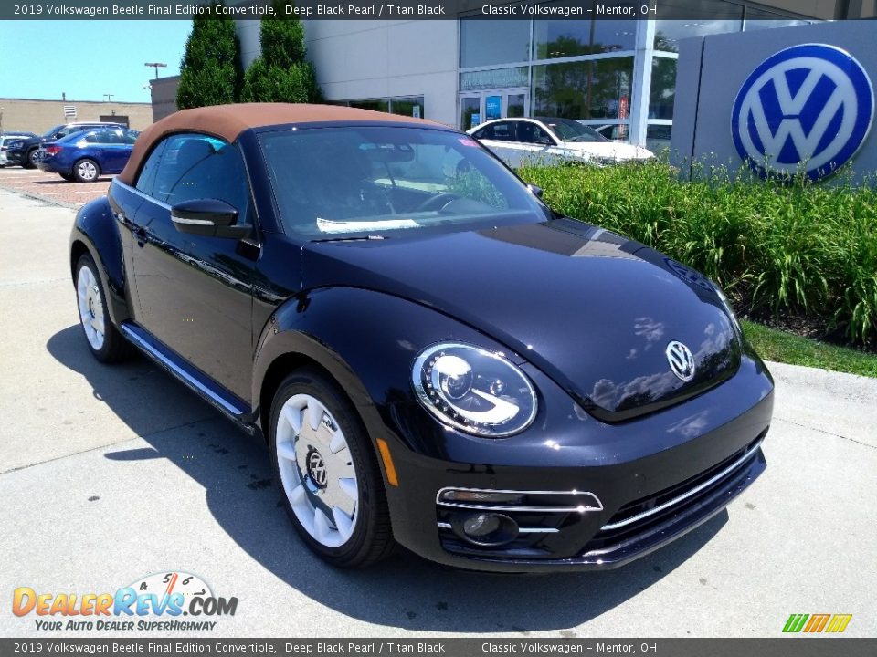 Front 3/4 View of 2019 Volkswagen Beetle Final Edition Convertible Photo #1