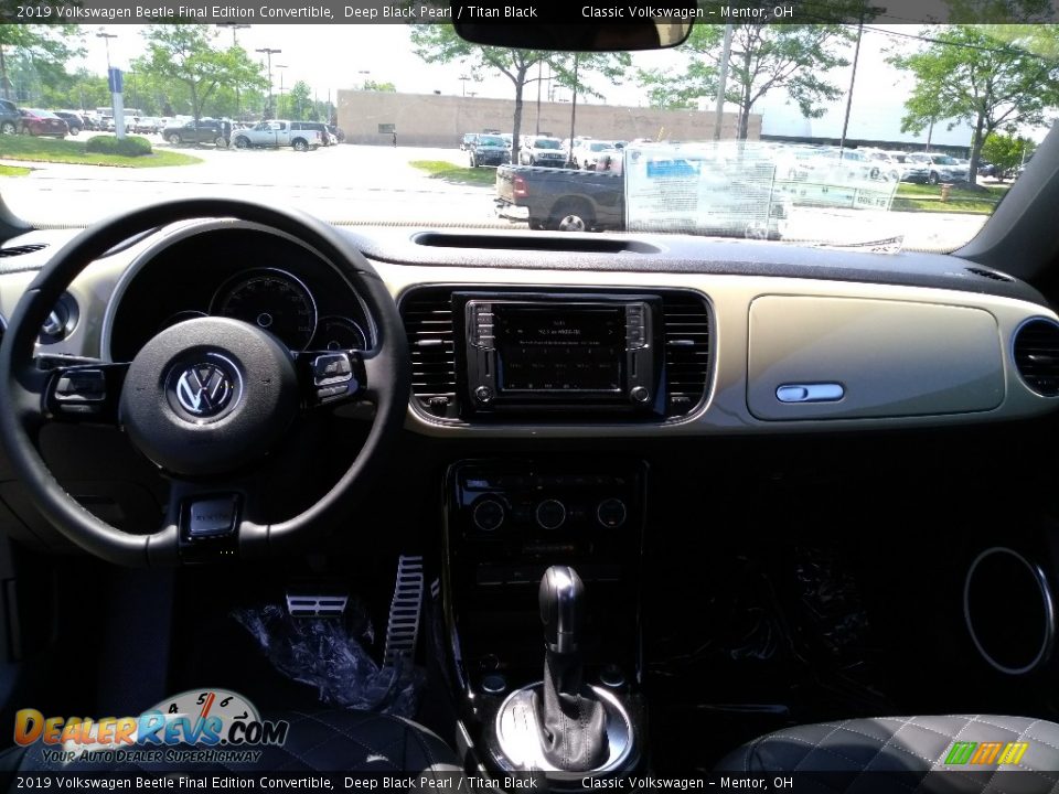 Dashboard of 2019 Volkswagen Beetle Final Edition Convertible Photo #4