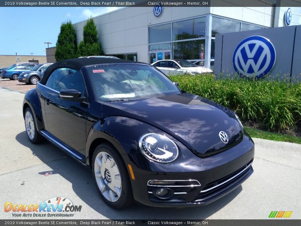 Front 3/4 View of 2019 Volkswagen Beetle SE Convertible Photo #1