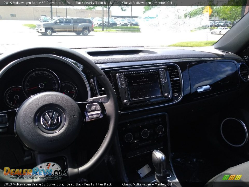 Dashboard of 2019 Volkswagen Beetle SE Convertible Photo #4