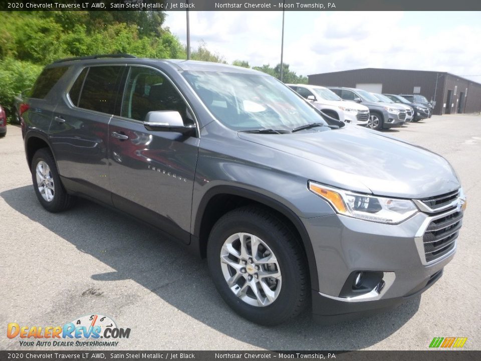 Front 3/4 View of 2020 Chevrolet Traverse LT AWD Photo #7