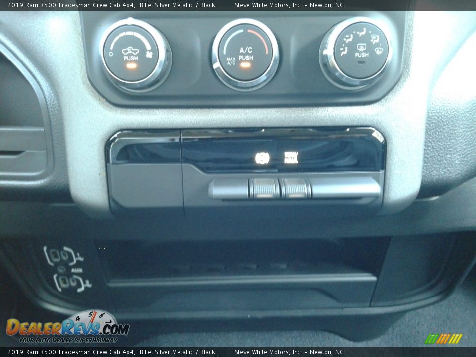 2019 Ram 3500 Tradesman Crew Cab 4x4 Billet Silver Metallic / Black Photo #21