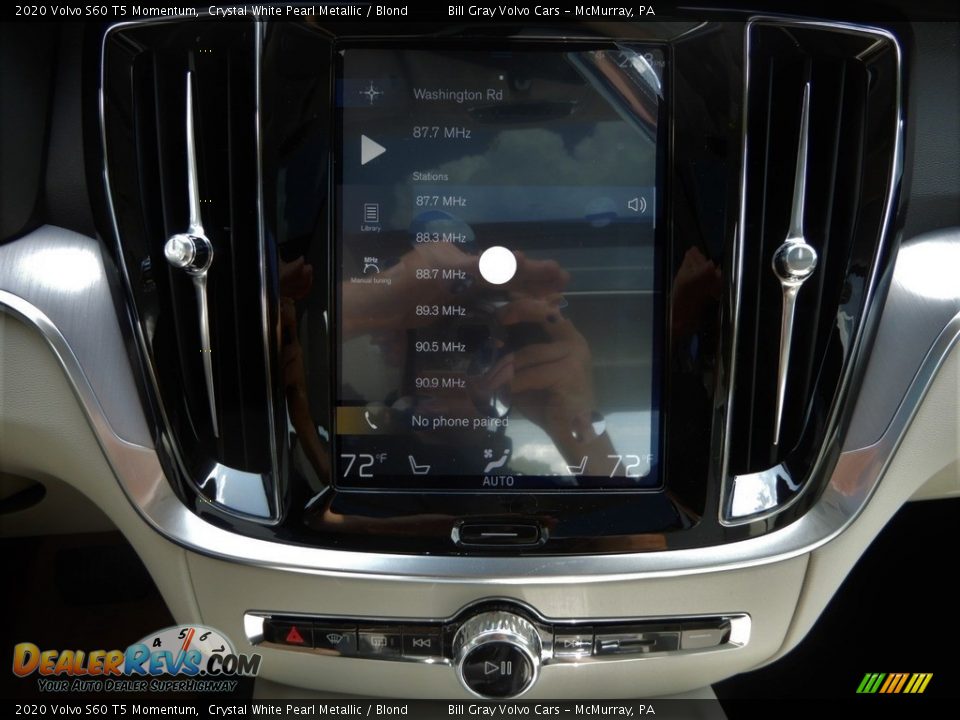 Controls of 2020 Volvo S60 T5 Momentum Photo #15