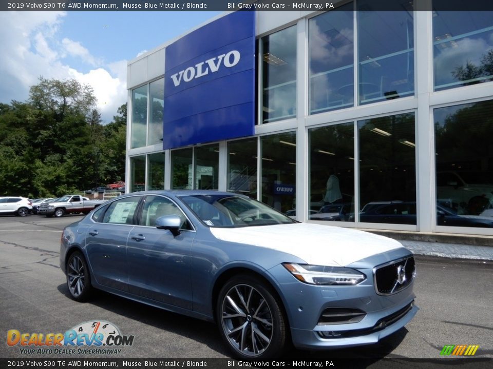 Front 3/4 View of 2019 Volvo S90 T6 AWD Momentum Photo #1