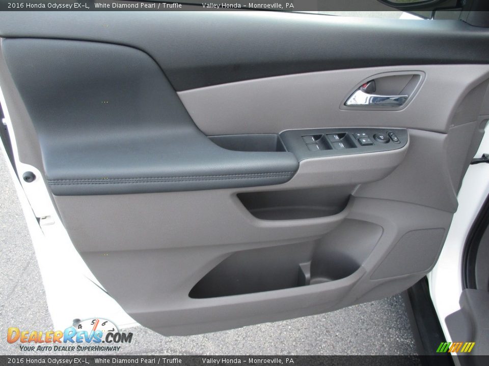2016 Honda Odyssey EX-L White Diamond Pearl / Truffle Photo #10