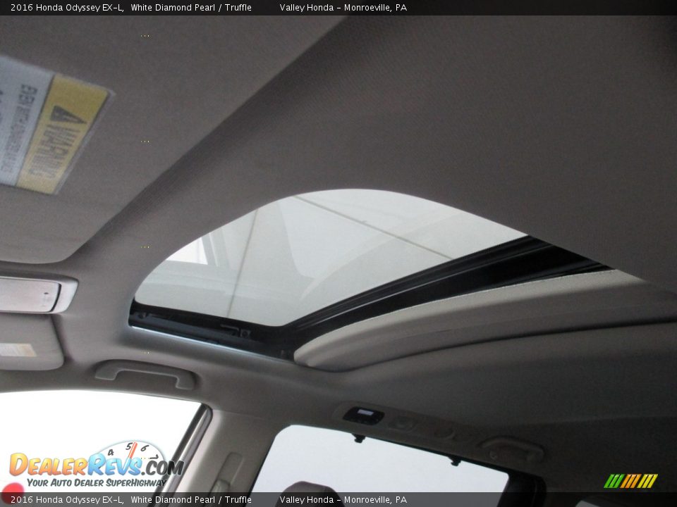 2016 Honda Odyssey EX-L White Diamond Pearl / Truffle Photo #11