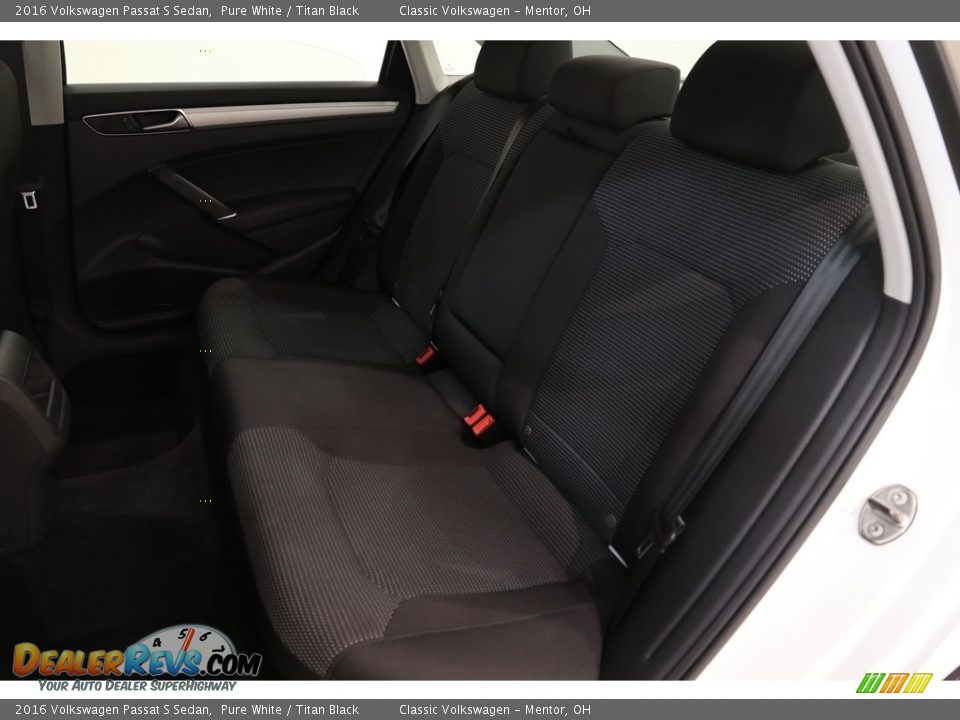 2016 Volkswagen Passat S Sedan Pure White / Titan Black Photo #15