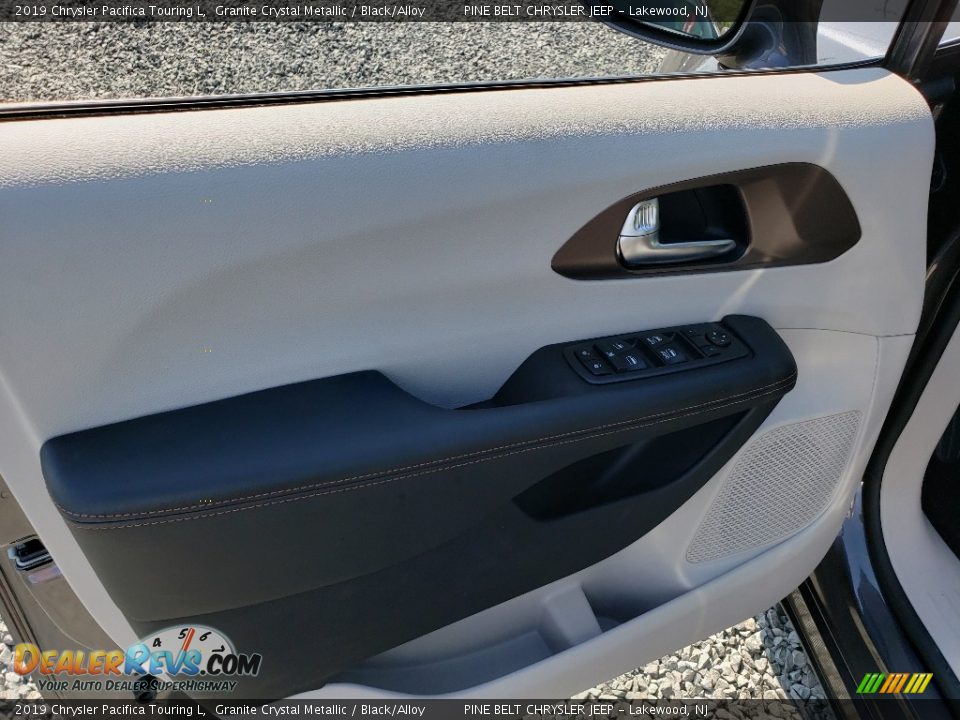 2019 Chrysler Pacifica Touring L Granite Crystal Metallic / Black/Alloy Photo #8