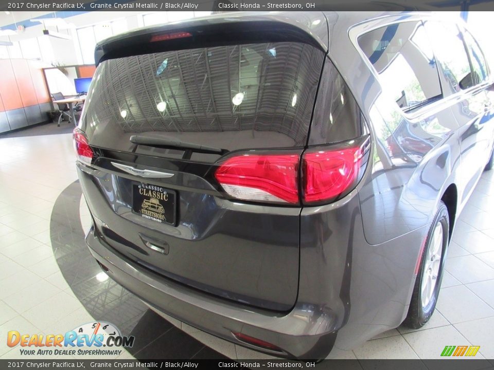 2017 Chrysler Pacifica LX Granite Crystal Metallic / Black/Alloy Photo #10