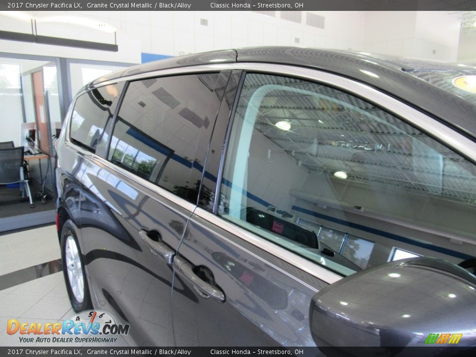 2017 Chrysler Pacifica LX Granite Crystal Metallic / Black/Alloy Photo #11