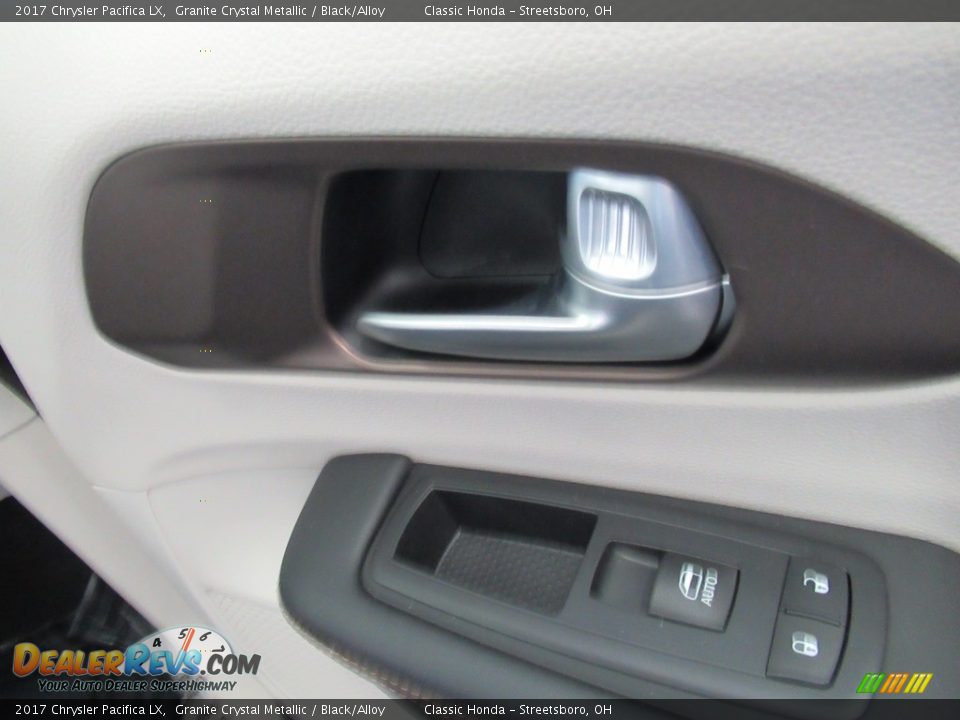 2017 Chrysler Pacifica LX Granite Crystal Metallic / Black/Alloy Photo #20