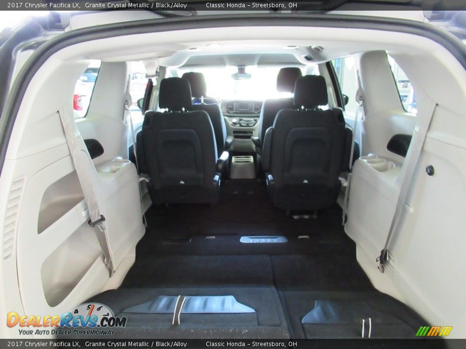 2017 Chrysler Pacifica LX Granite Crystal Metallic / Black/Alloy Photo #32
