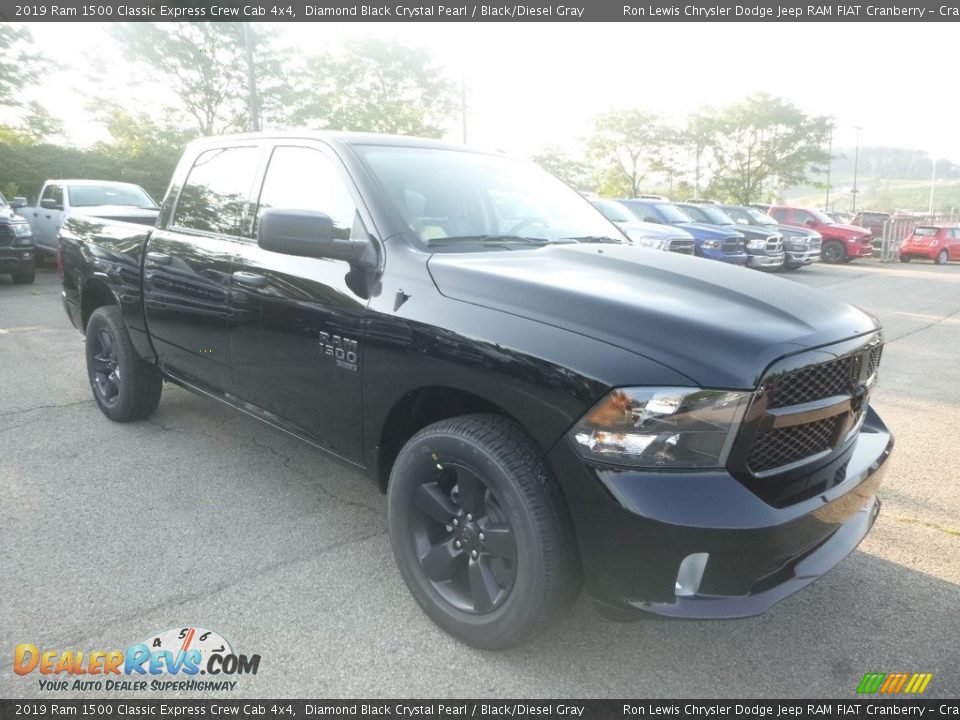 Front 3/4 View of 2019 Ram 1500 Classic Express Crew Cab 4x4 Photo #7