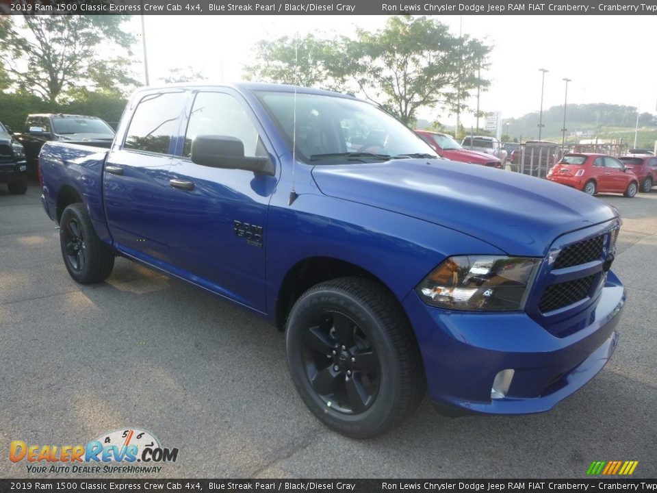 Front 3/4 View of 2019 Ram 1500 Classic Express Crew Cab 4x4 Photo #7