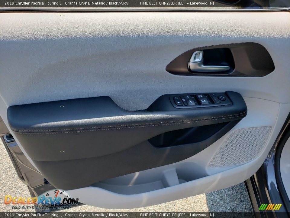 2019 Chrysler Pacifica Touring L Granite Crystal Metallic / Black/Alloy Photo #8