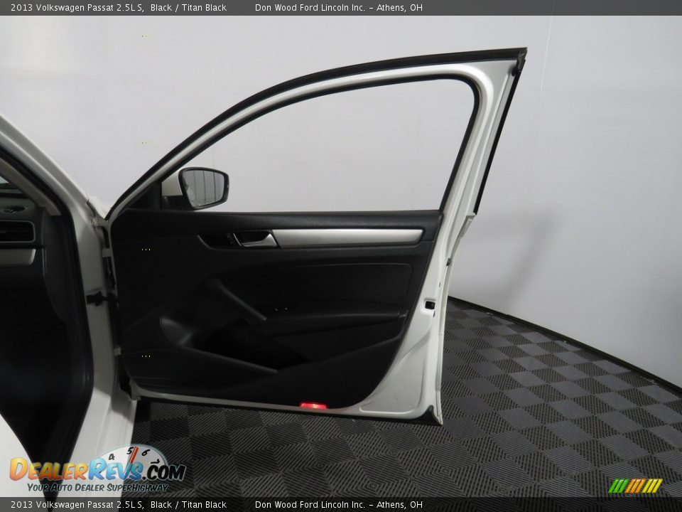 2013 Volkswagen Passat 2.5L S Black / Titan Black Photo #23
