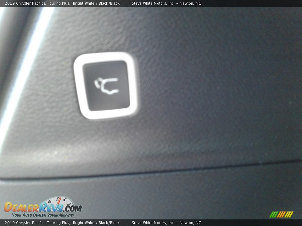 2019 Chrysler Pacifica Touring Plus Bright White / Black/Black Photo #13