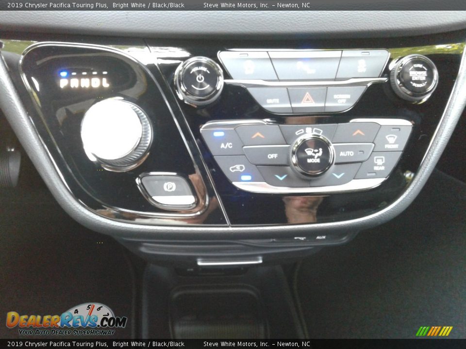 2019 Chrysler Pacifica Touring Plus Bright White / Black/Black Photo #28