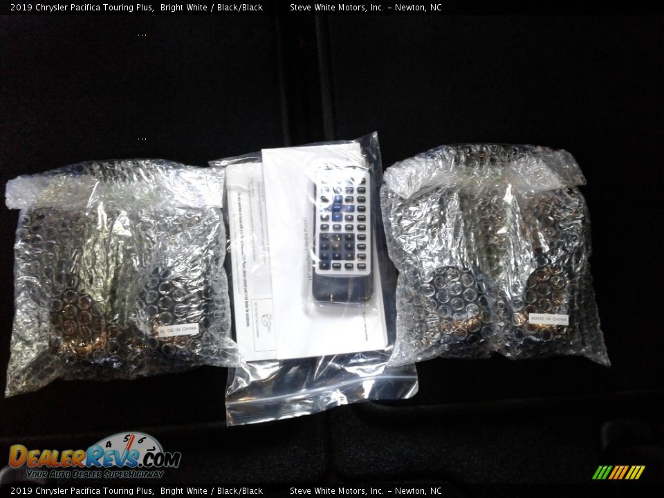 2019 Chrysler Pacifica Touring Plus Bright White / Black/Black Photo #31