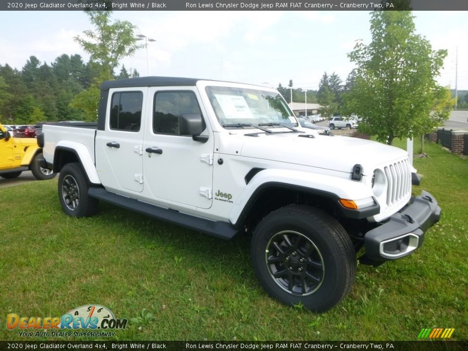 Front 3/4 View of 2020 Jeep Gladiator Overland 4x4 Photo #7