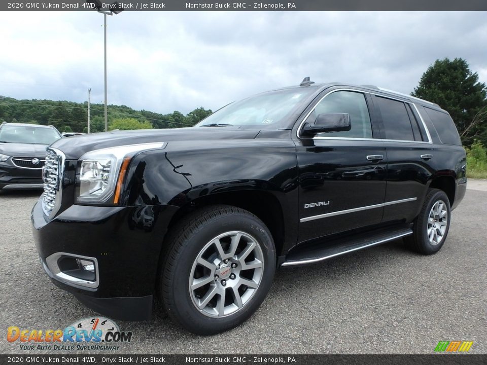 Front 3/4 View of 2020 GMC Yukon Denali 4WD Photo #1