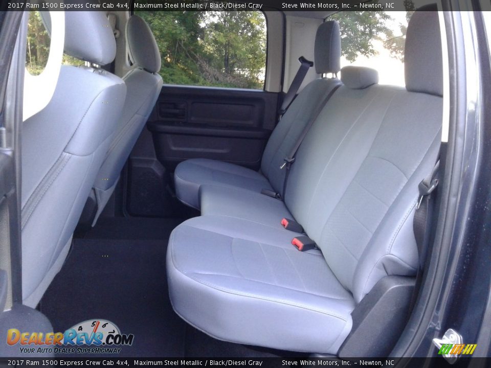 2017 Ram 1500 Express Crew Cab 4x4 Maximum Steel Metallic / Black/Diesel Gray Photo #11
