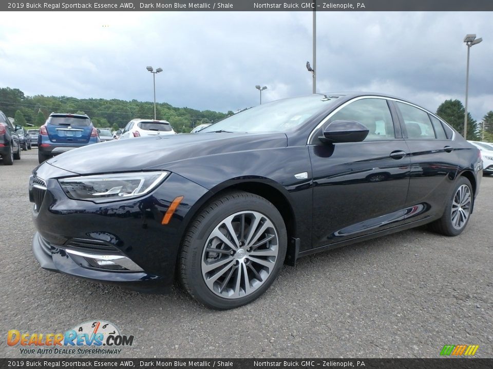 Front 3/4 View of 2019 Buick Regal Sportback Essence AWD Photo #1