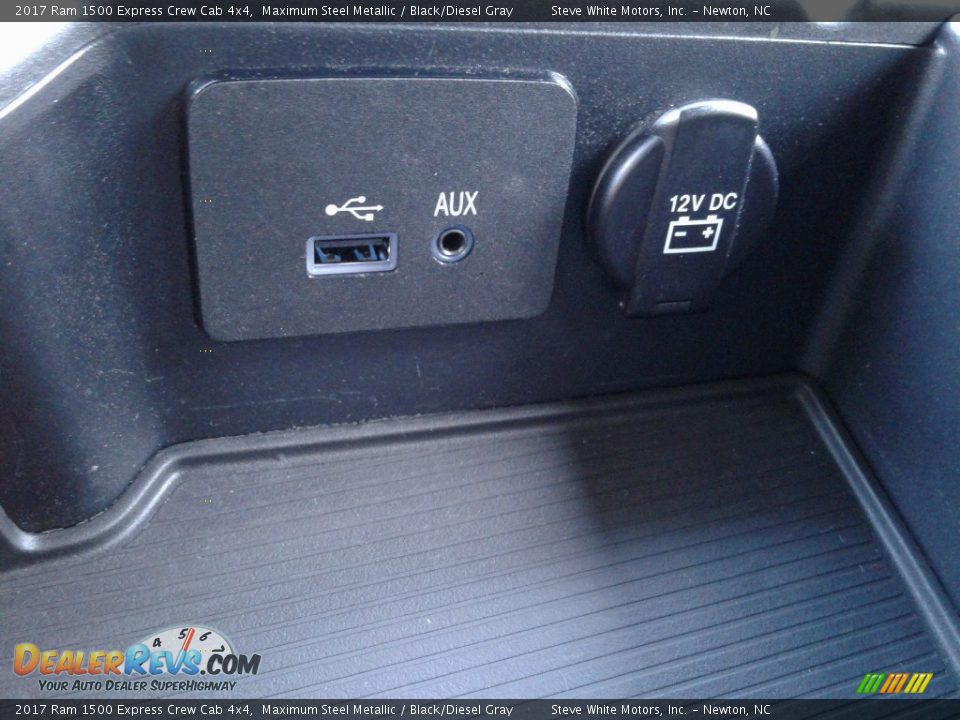 2017 Ram 1500 Express Crew Cab 4x4 Maximum Steel Metallic / Black/Diesel Gray Photo #23
