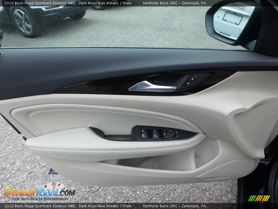Door Panel of 2019 Buick Regal Sportback Essence AWD Photo #15