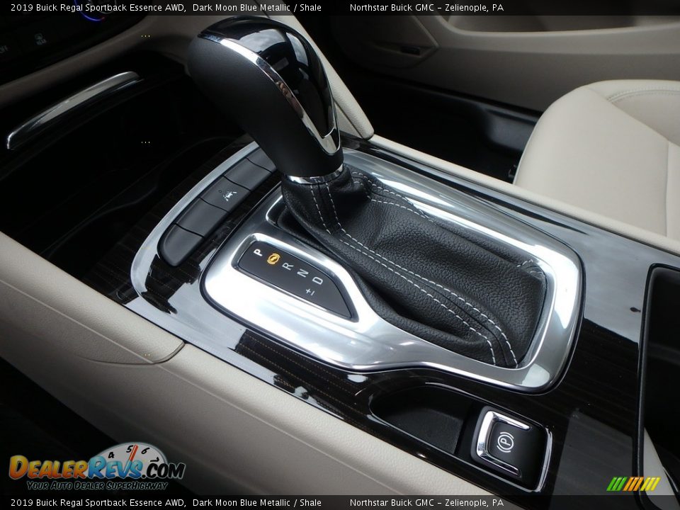 2019 Buick Regal Sportback Essence AWD Shifter Photo #17