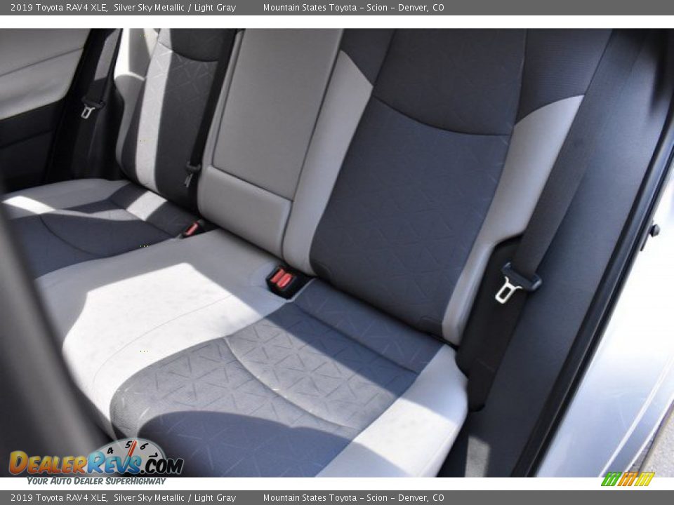 2019 Toyota RAV4 XLE Silver Sky Metallic / Light Gray Photo #10