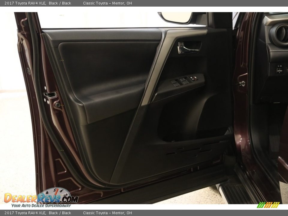 2017 Toyota RAV4 XLE Black / Black Photo #4
