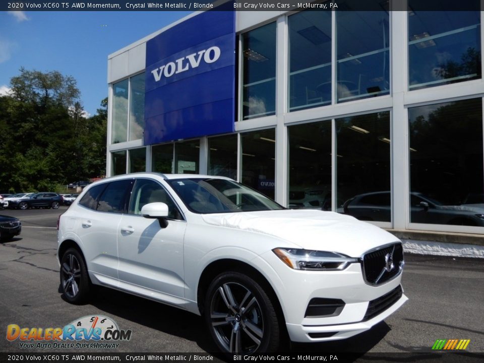 Front 3/4 View of 2020 Volvo XC60 T5 AWD Momentum Photo #1