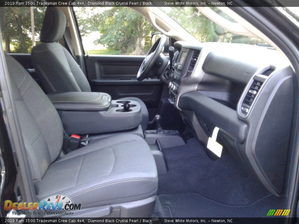 2019 Ram 3500 Tradesman Crew Cab 4x4 Diamond Black Crystal Pearl / Black Photo #14