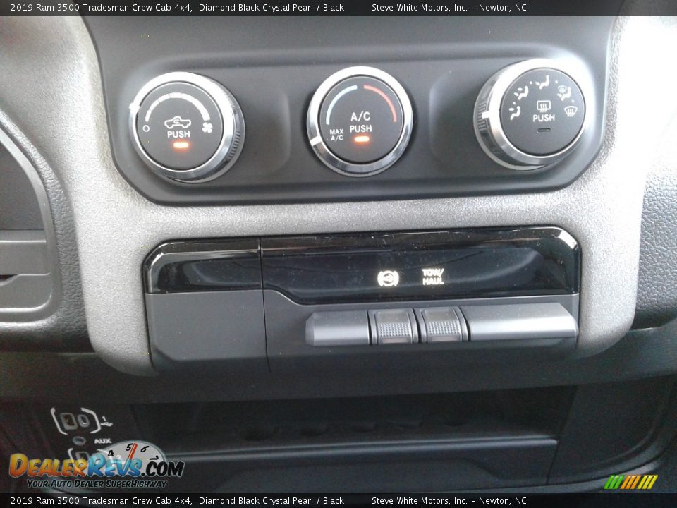 2019 Ram 3500 Tradesman Crew Cab 4x4 Diamond Black Crystal Pearl / Black Photo #22