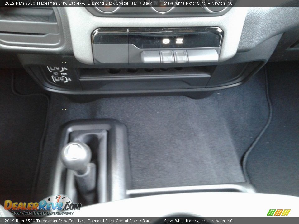 2019 Ram 3500 Tradesman Crew Cab 4x4 Diamond Black Crystal Pearl / Black Photo #23