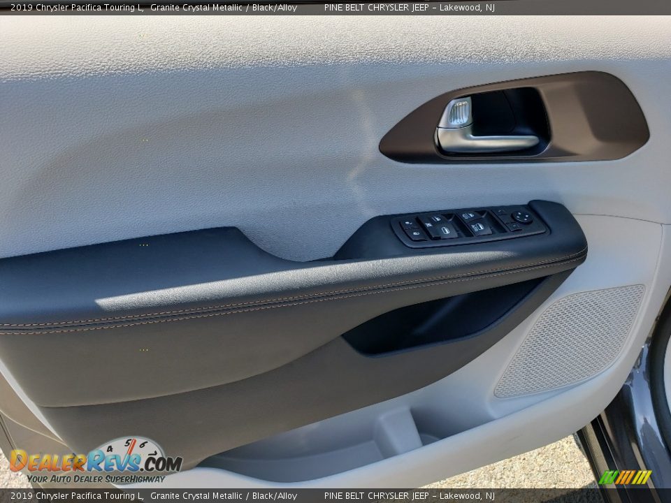 2019 Chrysler Pacifica Touring L Granite Crystal Metallic / Black/Alloy Photo #8
