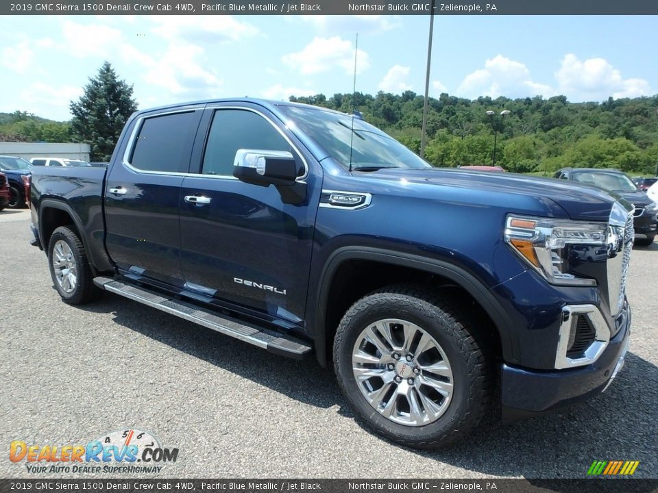 Front 3/4 View of 2019 GMC Sierra 1500 Denali Crew Cab 4WD Photo #3