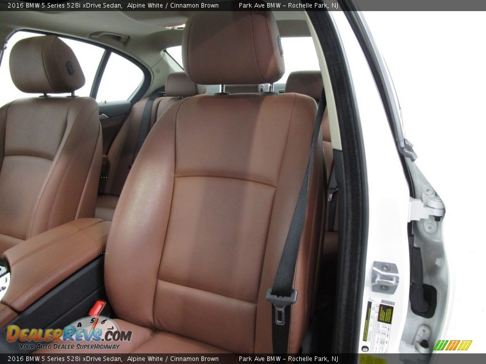 2016 BMW 5 Series 528i xDrive Sedan Alpine White / Cinnamon Brown Photo #8