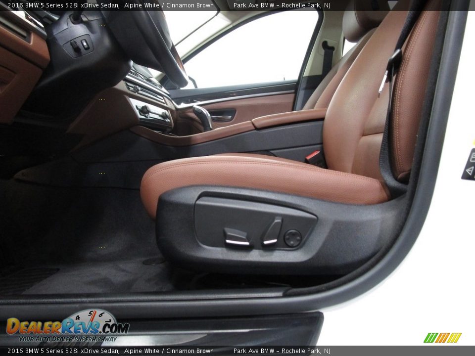 2016 BMW 5 Series 528i xDrive Sedan Alpine White / Cinnamon Brown Photo #9